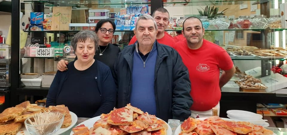 La famiglia Artale offre la Cuccìa di Santa Lucia alla città sulle scalinate del Duomo di Siracusa