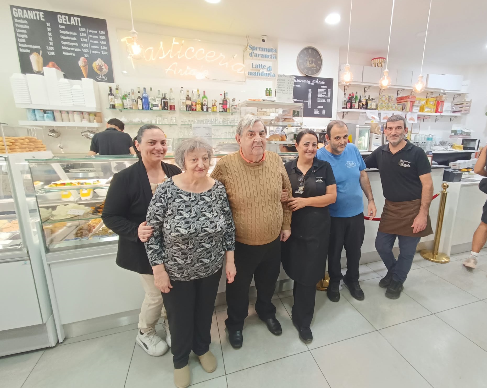 La famiglia Artale davanti al bancone della produzione artigianale giornaliera durante l'incontro con Secret Siracusa, via Landolina, Ortigia, Siracusa