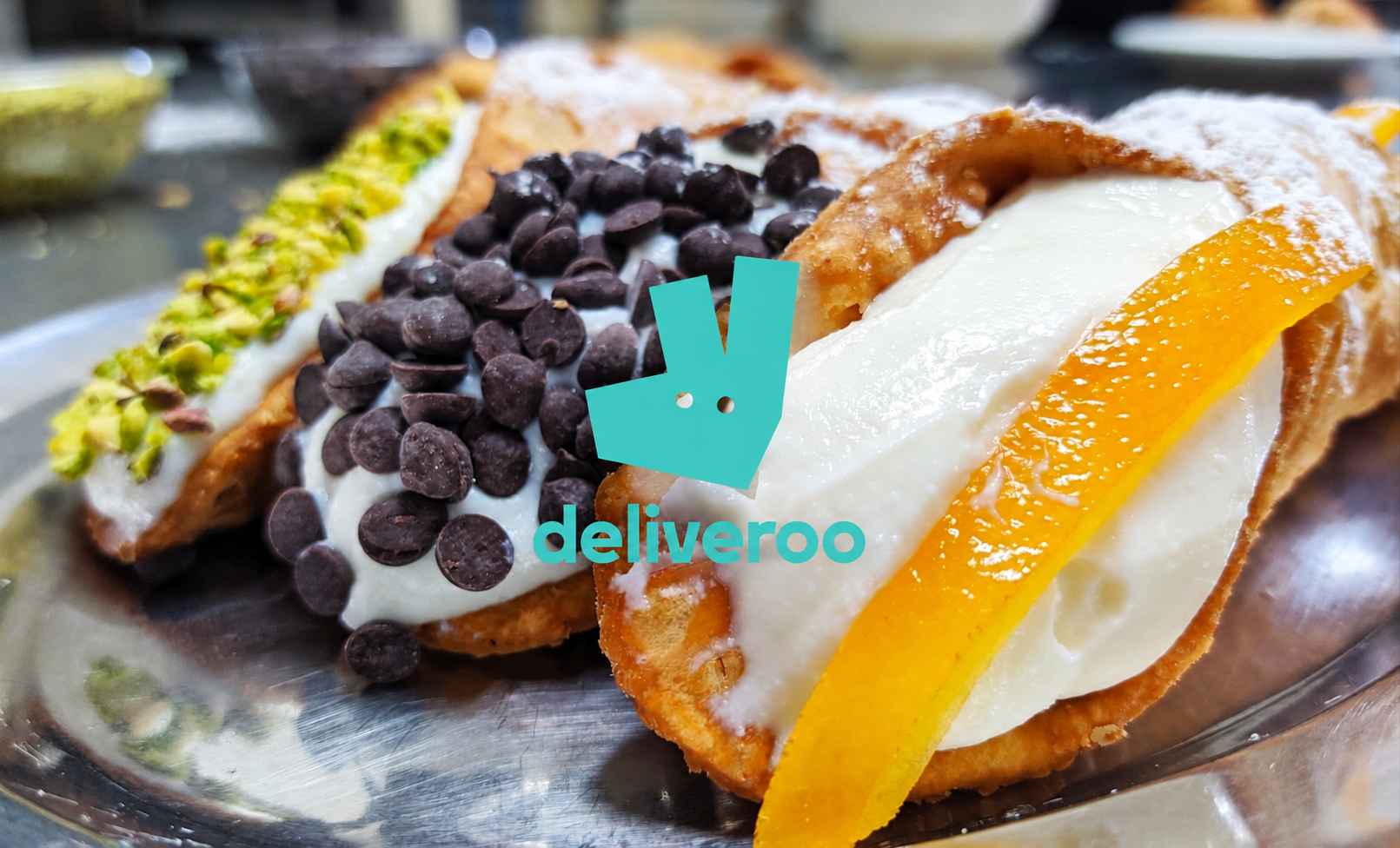 Cannoli siciliani di Pasticceria Artale con logo Deliveroo per la consegna a domicilio a Siracusa.